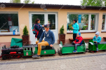 man-kids-train-attraction-waiting-ride-park-miniatur-i-kolejek-189780217.png