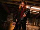 dave-mustaine-gibson@1400x1050-696x522.jpg