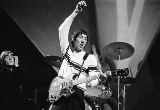 2013-05-18-pete_townshend_windmilling-533x369.jpg