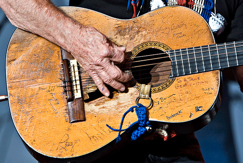 willie-nelsons-guitar.jpg